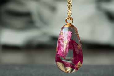 Kette Rosenblüten Blattgold romantisch Garten Terrarium im Ei in Gießharz als florales Geschenk für sie für Frauen Freundin Mutter Schwester